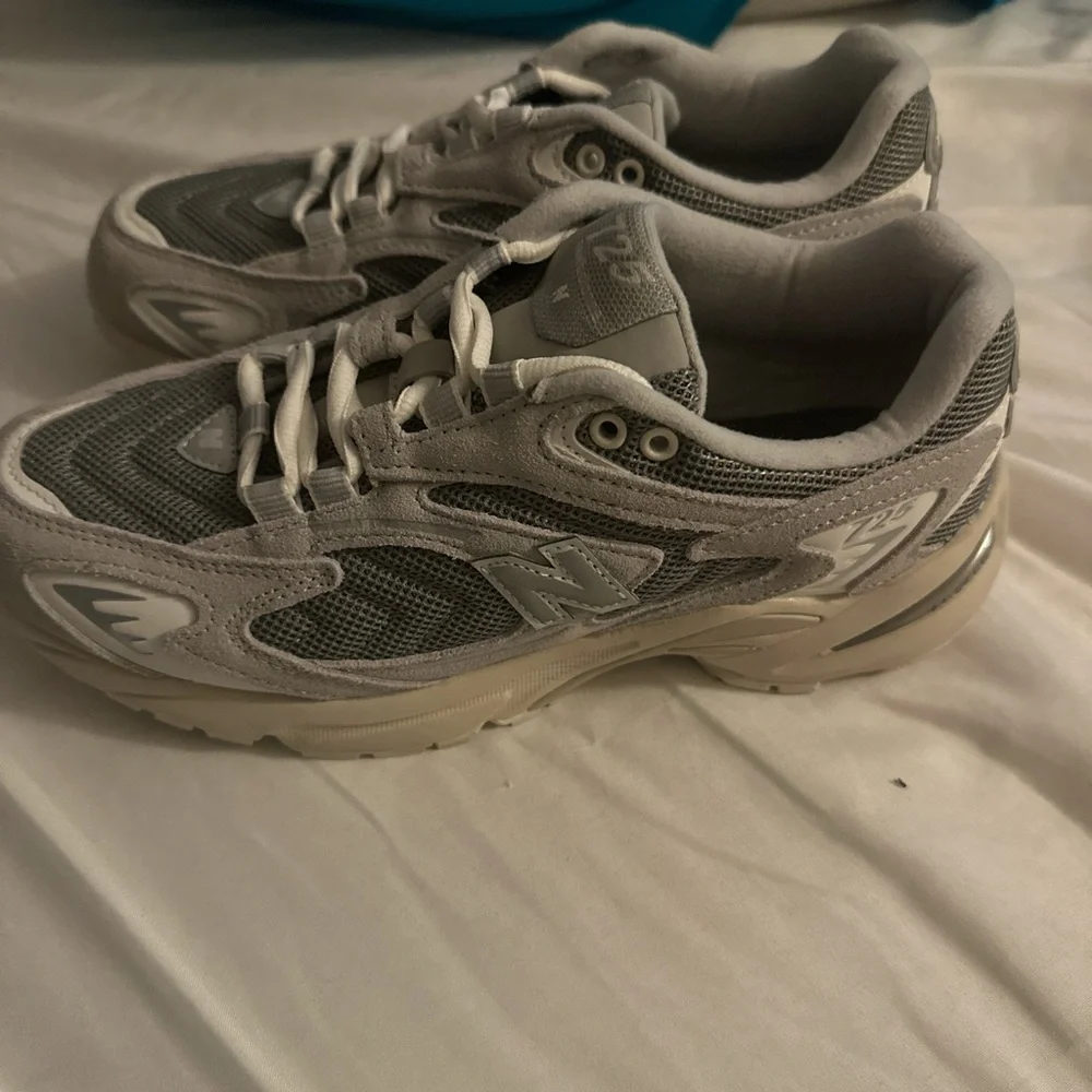 New Balance - Picture 2 of 4